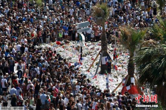 尼斯所在地區(qū)的官員稱，在肇事卡車上發(fā)現(xiàn)了槍支和其他更重型的武器。法國(guó)警方稱，在卡車上發(fā)現(xiàn)了屬于一名31歲的突尼斯裔法國(guó)人的身份證明。目前，卡車司機(jī)的身份鑒別工作仍在進(jìn)行。