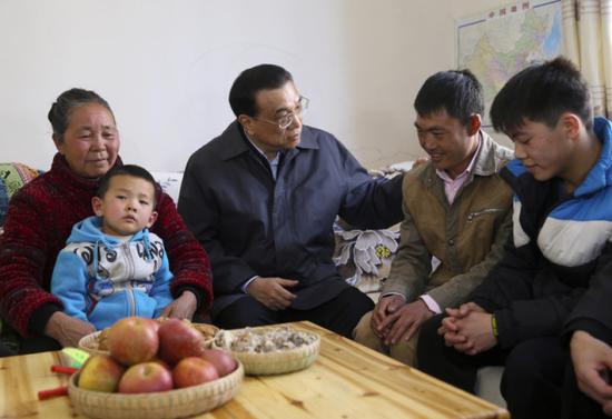 1月23日下午，李克強重返云南昭通魯?shù)椋邶堫^山鎮(zhèn)甘家寨安置點考察災后恢復重建情況時，走進了甘永榮家中。
