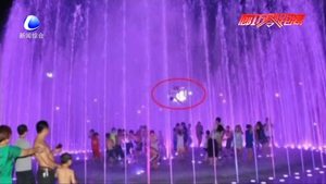 美妙的音樂(lè)噴泉吸引孩子們嬉戲玩耍