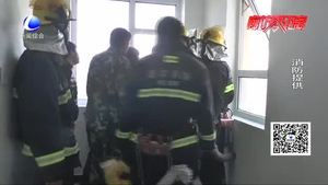 女子因丈夫無(wú)錢治病欲跳樓 廊坊消防緊急救援