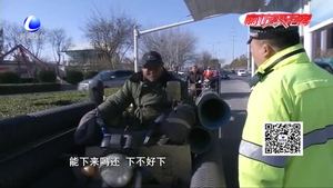 超長(zhǎng)三輪車上路 司機(jī)難下車