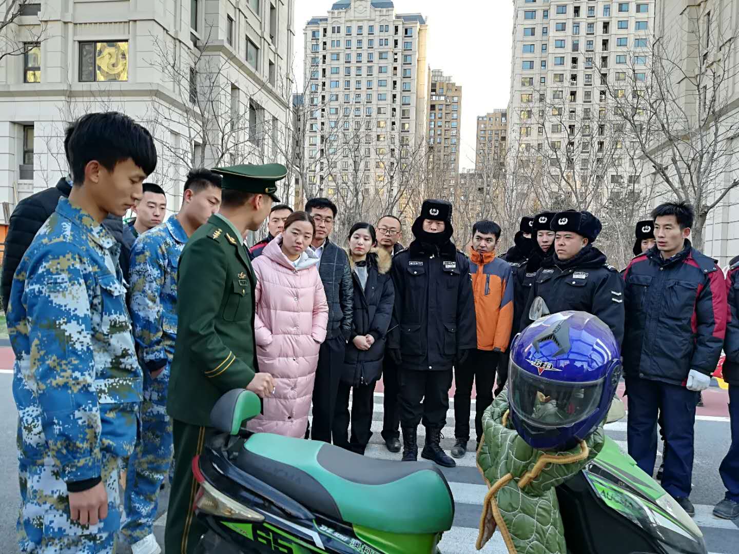 消防部門進社區(qū)開展電動車消防安全宣傳活動