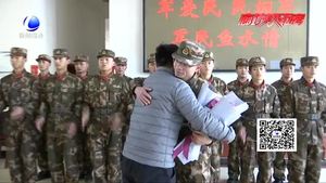 鮮花送雷鋒 善美在廊坊：獻給身邊的“活雷鋒”消防戰(zhàn)士