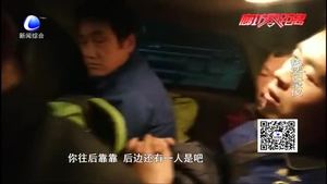 務工圖方便 多個男子疊羅漢擠進小轎車