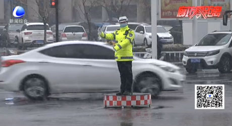 大雪紛飛天 交警在身邊