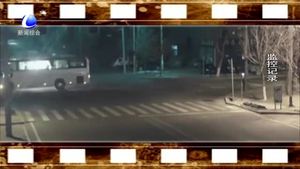 面包車加速闖燈 遭客車懟飛冒火星