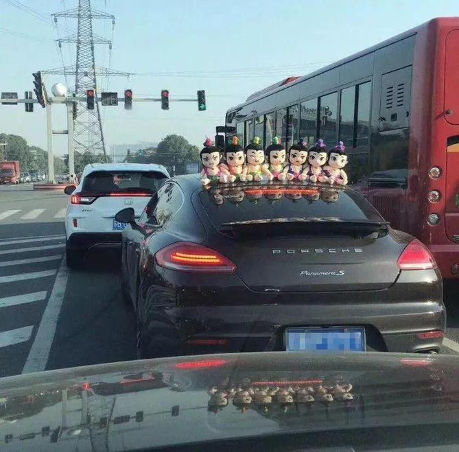 車主注意！車上貼了這種東西，引發(fā)事故要負(fù)全責(zé)