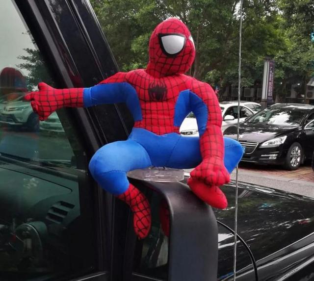 車主注意！車上貼了這種東西，引發(fā)事故要負(fù)全責(zé)