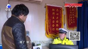 無牌又無證 外賣小哥駕駛摩托車送餐被查