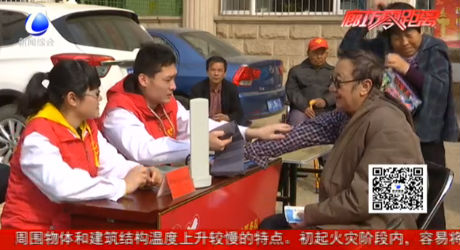 志愿者進(jìn)社區(qū)為居民提供多種形式的志愿服務(wù)