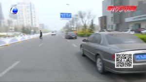 “僵尸車(chē)”占用公共資源 交警拖車(chē)治理