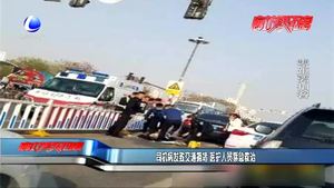 司機病發(fā)致交通擁堵 醫(yī)護人員緊急救治