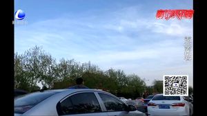 為賞藍天美景 孩子探身出天窗