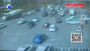 貨車灑落數(shù)百瓶啤酒 交警迅速清理獲贊