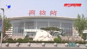 市環(huán)衛(wèi)局點(diǎn)綴種植池 為高鐵站添“靚度”