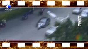 小車鬧市狂奔 連撞數(shù)車后逃逸