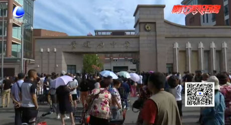 直擊管中考點：考生精神飽滿 家長耐心等候