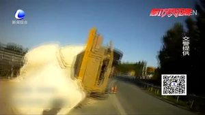 掛車側(cè)翻匝道口 貨物難保司機(jī)急壞