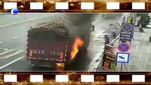 貨車爆胎火花四濺 嚇得前車副駕跳窗逃跑