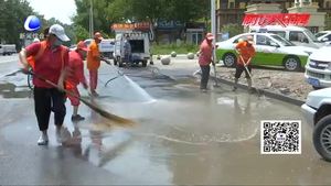 市環(huán)衛(wèi)部門強化道路保潔作業(yè) 恢復(fù)路面干凈整潔