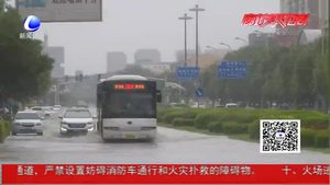 越野e族上演“最美逆行” 積水中救援拋錨車