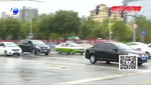 我市交警積極應(yīng)對惡劣天氣