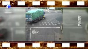 車輛轉(zhuǎn)彎不注意 撞倒碾壓電動車