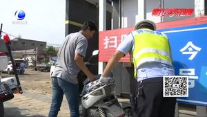 無證司機(jī)駕駛無手續(xù)摩托車被查處