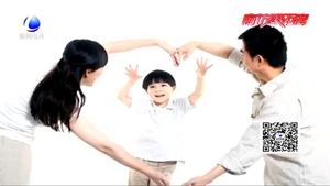 因?yàn)橐桓└?這個(gè)2歲小女孩火了