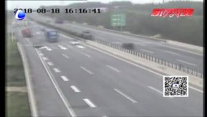 操作不當 貨車橫躺高速路