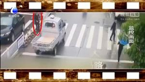 轎車占道守護老人過馬路