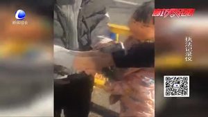 8歲女孩街頭哭泣奔跑 暖心交警幫其找到媽媽