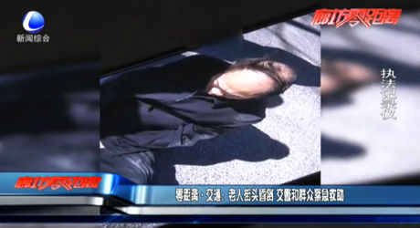 零距離·交通：老人街頭昏倒 交警和群眾緊急救助