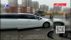 情侶花式秀恩愛 共享單車還能這樣騎