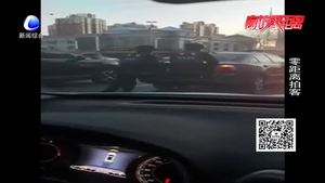 熱心民警幫忙推車