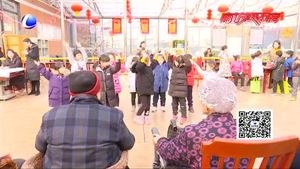 兒童手寫(xiě)“?！弊炙屠夏旯?童真童趣問(wèn)候老人安康