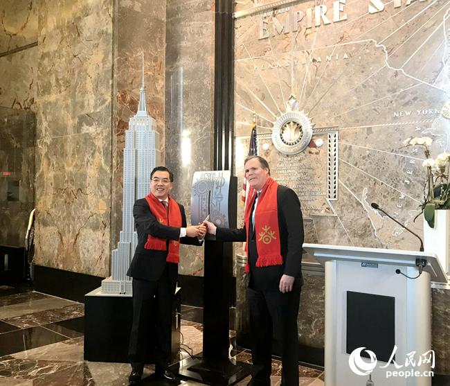 圖為中國(guó)駐紐約總領(lǐng)事黃屏與帝國(guó)大廈集團(tuán)總裁兼首席運(yùn)營(yíng)官凱斯勒共同啟動(dòng)紐約帝國(guó)大廈慶祝中國(guó)農(nóng)歷新年點(diǎn)燈儀式。李曉宏攝