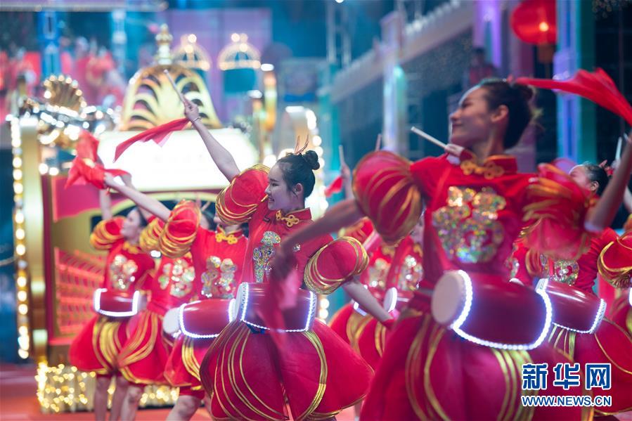 2月7日，演員在“金豕報歲喜回家2019農(nóng)歷新年花車匯演”活動上表演。 當(dāng)日是農(nóng)歷大年初三，澳門特區(qū)慶祝春節(jié)的重頭活動“金豕報歲喜回家2019農(nóng)歷新年花車匯演”亮相，精彩的演出和歡樂的氣氛吸引市民和游客爭相觀看。 新華社記者 張金加 攝