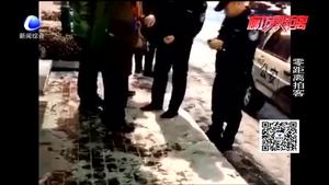 情人節(jié)雪夜民警護(hù)送老人回家