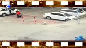 女童卷入車輪下 眾人抬車救人