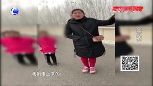 霧天高速封路 母女倆高速行走20公里