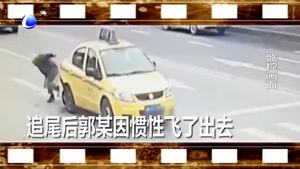 男子騎摩托追尾出租車 前空翻安全著陸