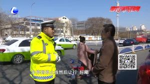 【三深化三提升】人性化治理不禮讓斑馬線 志愿舉旗代替罰款