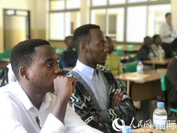 當(dāng)?shù)貢r間4月8日，阿里巴巴商學(xué)院在盧旺達(dá)首都基加利進(jìn)行宣講面試 