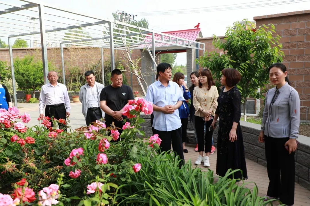 春意盎然的五月，廊坊市婦聯(lián)領導在這些美麗庭院留下足跡……