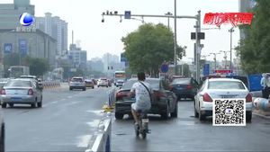 零距離·交通：萬達(dá)廣場前違停罰100元記3分 交警日夜巡邏治理