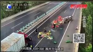 高速路貨車(chē)側(cè)翻 蔬菜散一地