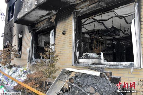 當(dāng)?shù)貢r(shí)間7月20日，日本京都動(dòng)畫工作室遭遇大火后，著火建筑物內(nèi)部曝光，房間內(nèi)四面墻壁焦黑一片，鐵制扶手樓梯彎曲變形。