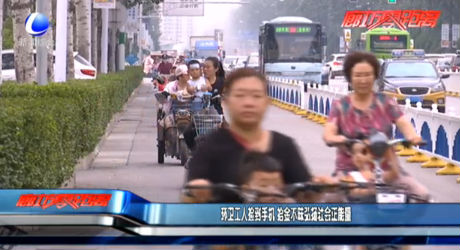 環(huán)衛(wèi)工人撿到手機 拾金不昧弘揚社會正能量