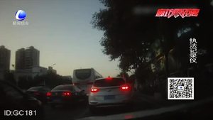 司機(jī)結(jié)石病發(fā)作 交警緊急送醫(yī)